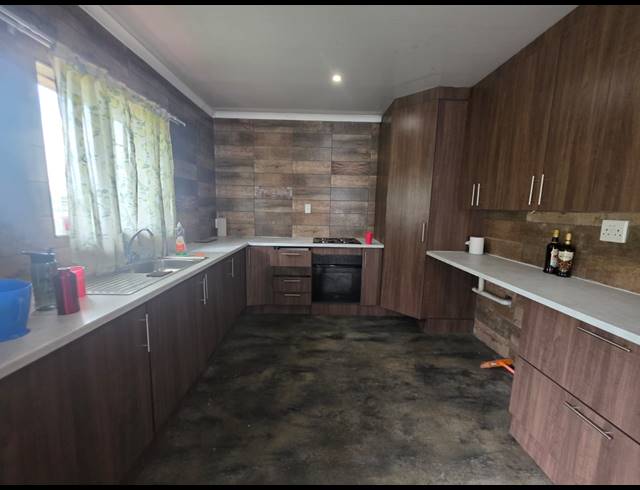 4 BEDROOM HOUSE FOR SALE IN BUYSCELIA